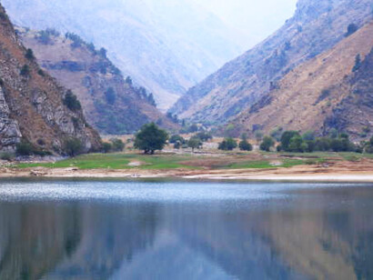 Urungach Lake in Uzbekistan boasts crystal-clear waters and stunning mountainous surroundings, perfect for nature lovers and hikers