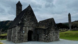 Un recorrido por el histórico valle de Glendalough revela antiguas torres de piedra y cruces celtas envueltas en leyendas de santos y fantasmas. Iglesia de San Kevin, Glendalough, Irlanda
