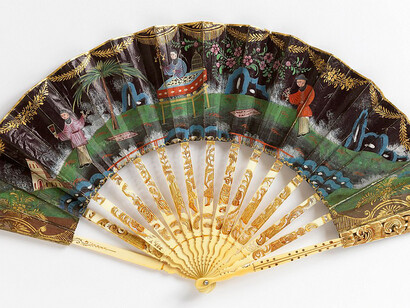 Ventaglio plissettato. Foglia di carta smaltata nera dipinta a guazzo, 1760–80 circa, Cooper Hewitt, Smithsonian Design Museum, New York City, USA