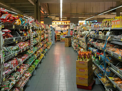 How colorful packaging displays enhance market shelf designs, showcasing vibrant products that attract consumer attention
