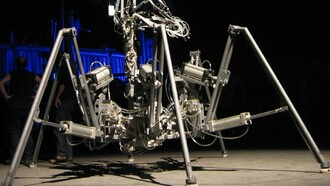 O exoesqueleto de seis pernas de Stelarc. Ao longo de sua carreira, Stelarc realizou mais de 30 performances, sempre explorando a plasticidade do corpo e o hibridismo com a tecnologia. Uma das mais conhecidas é o “Terceiro Braço Robótico”, uma prótese mecânica que se integrava ao seu sistema muscular e se movia através de comandos elétricos, transformando sua anatomia em uma plataforma expandida. Em outras performances, suspendeu seu próprio corpo por ganchos perfurados na pele, numa alusão aos rituais de suspensão corporal, mas também como metáfora extrema para a resistência física e a redefinição dos limites do corpo humano. Talvez uma das imagens mais impactantes de sua trajetória seja a do exoesqueleto de seis pernas, uma enorme máquina que ele controlava para se locomover, assumindo a forma de uma criatura híbrida entre humano e aranha