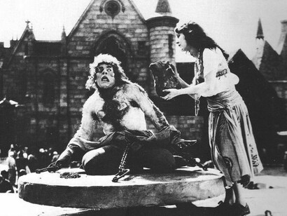 Notre Dame de Paris (Quasimodo incatennato e portato in piazza), di Wallace Worsley, 1923. Basato nel noto romanzo di Victor Hugo