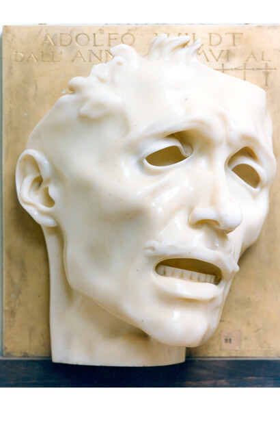 Adolfo Wildt, Masque de la douleur, dit aussi Autoportrait (Maschera del dolore ; Autoritratto), 1909, Marbre partiellement doré, 37 x 31 x 17 cm (prof.), Forlì, Musei Civici, Palazzo Romagnoli, Collezioni del Novecento © Photo by Palazzo Romagnoli, Pinacoteca civica, Forlì