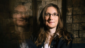 Christelle Dabos. Ophélie, le personnage de la saga, ne se contente pas d’admirer les miroirs, elle les traverse !