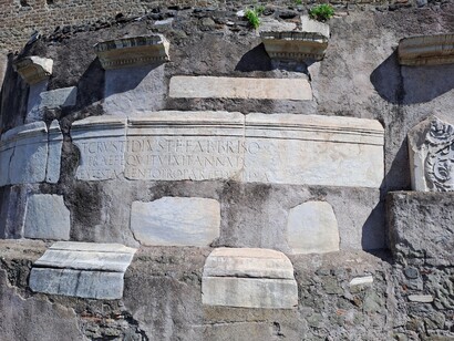 Roma, Tomba di Cecilia Metella, particolare di epigrafe marmorea, ph. Roberto Luciani