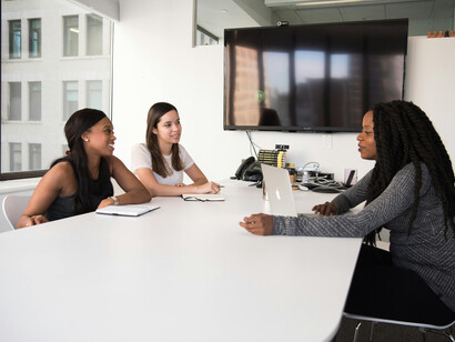 Ouvir ativamente histórias e experiências de pessoas diversas é crucial para entender diferentes jornadas e promover respeito. Pratique a escuta ativa com empatia