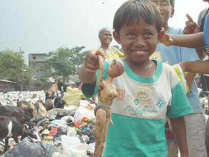 Un ragazzo dalla discarica di Cipinang est mostra il suo volto, Jakarta, Indonesia