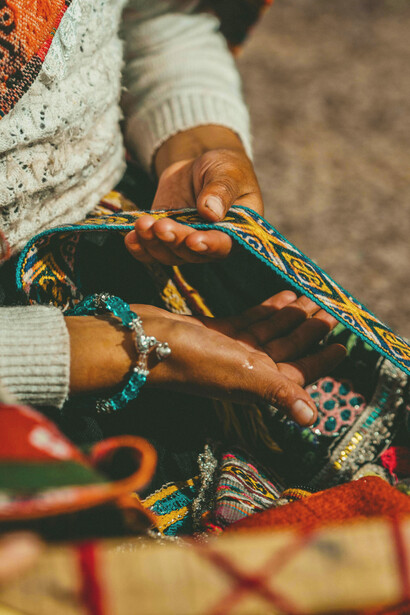 Una persona mostrando los diseños de la ropa peruana