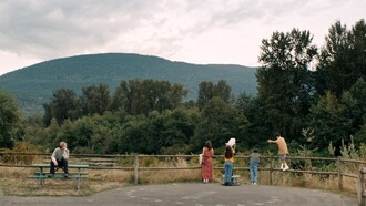 "Blue Heron" è un film autobiografico che racconta l’infanzia della regista, Sophy Romvari, filtrata dallo sguardo ingenuo e poetico della piccola Sasha. In copertina una scena tratta dal film