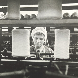 Evelyn Richter, Kammgarnspinnerei. Markkleeberg, 1970, Evelyn Richter Archiv der Ostdeutschen Sparkassenstiftung im Museum der bildenden Künste Leipzig. © Evelyn Richter Archiv (Reproduktionsrecht, Print); 2026 ProLitteris (Onlinerecht)