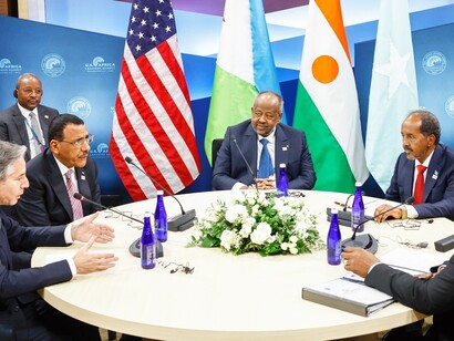 Politicians discussing at a table, US-Africa Leaders’ Summit, held in Washington (December 13-15-2022)