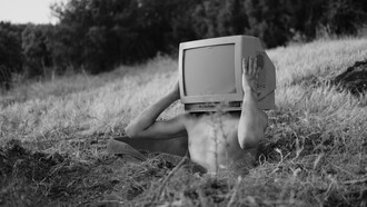 A televisão clandestina surgiu da combinação entre o avanço tecnológico e o espírito contestador da época. Equipamentos como transmissores caseiros, videocassetes e câmeras analógicas tornaram-se mais acessíveis, permitindo que produtores independentes experimentassem novas formas de expressão audiovisual
