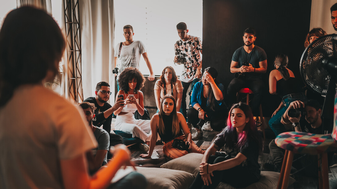 Storytellers en 2022. À l’ère du digital où notre voix peut atteindre tous les recoins de ce vaste monde, les storytellers qui considèrent qu’une vague de changements est nécessaire ont une voix pour tailler et inspirer ceux qui, à leur tour, érigeront les sociétés de demain