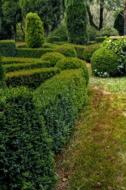 Solo chi accetta il labirinto come parte ineludibile della realtà può cogliere ciò che, in mezzo all'inferno, non è inferno, e dargli valore e significato