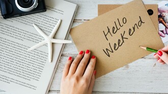 Composizione fotografica con scritta "Hello weekend": "Se il blues della domenica diventasse la tua melodia personale?"