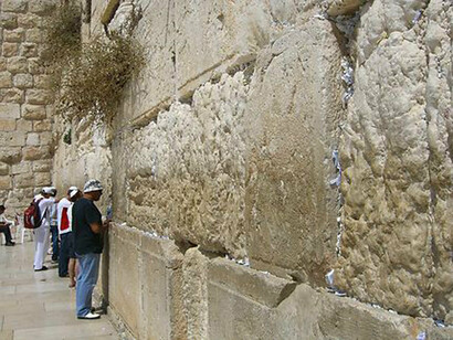 Mur des lamentations, Jérusalem. Jérusalem doit faire à face à des défis tels que la reconnaissance internationale et les tensions entre les communautés