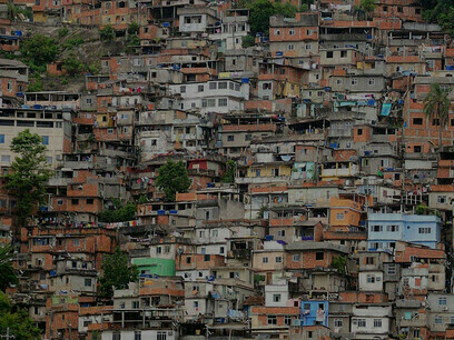 Herausforderungen des sozialen Wohnungsbaus und der Armut im globalen Süden