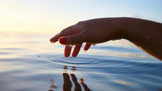 Le relazioni che non finiscono davvero restano sospese, come un desiderio che non trova forma e un corpo che si ritrae prima di incarnarsi