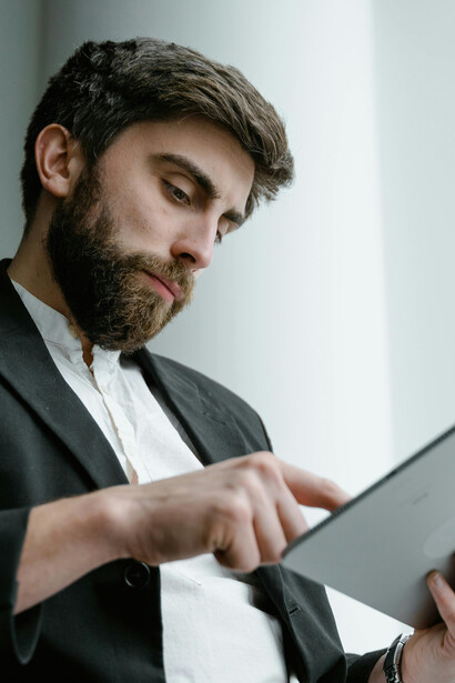 Hombre consultando información. Las creencias sobre las vacunas están influenciadas por: experiencias, creencias y exposición a información falsa