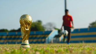Le trophée attend son prochain champion, symbole d’un rêve partagé par des milliards de passionnés
