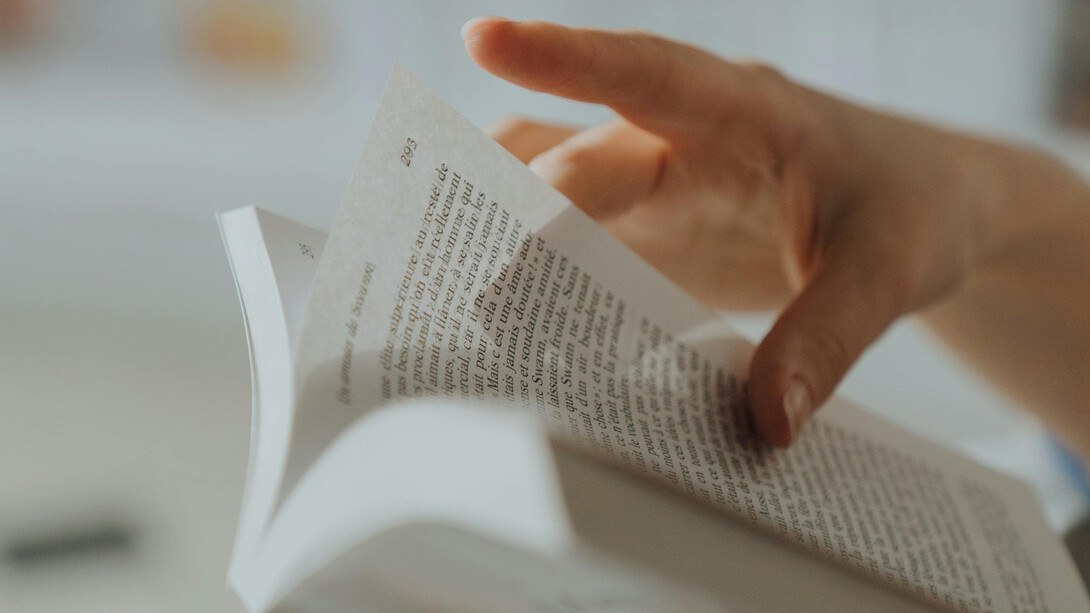 O texto é visto pela semiótica discursiva como uma unidade de sentido e objeto de comunicação entre sujeitos. Com base em conteúdos e expressões, os textos se manifestam em diferentes linguagens e refletem ideologias culturais