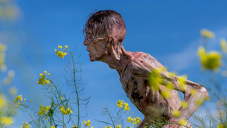 "28 Anni Dopo" è il terzo capitolo della saga iniziata con "28 Giorni Dopo" (2002), diretto da Danny Boyle e scritto con Alex Garland. In copertina Angus Neill in una scena del film