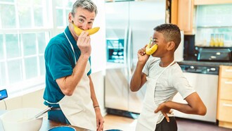 Pai e filho se divertem cozinhando. A construção de um vínculo emocional entre uma criança e um adulto que entra em sua vida já em curso pode ser um processo complexo. Não existe fórmula mágica, nem atalhos. Há quem se afeiçoe logo de cara, como se aquele encontro tivesse sido combinado pelas estrelas. Mas também há casos em que a relação leva tempo para amadurecer, exige paciência, respeito mútuo e, sobretudo, disposição para se adaptar ao novo