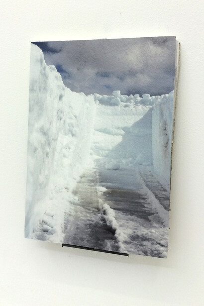 Aurélie Pétrel, Déclinaison A4 #5, 2015, impression direct sur plaque de plâtre peint acrylique blanc mat, 21 x 29,7 cm