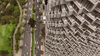 La geometría —ese lenguaje de claridad, simetría y control— puede morir. Rascacielo residencial de lujo ubicado en el centro, cerca del Parque La Carolina, y destaca por ser el edificio más alto de la ciudad con departamentos, oficinas y comercios, ofreciendo vistas espectaculares. IQON, 2022, BIG (Bjarke Ingels Group), Quito, Ecuador