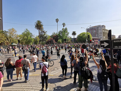 Las protestas de 2019 en Chile incluyeron fuertes críticas hacia los medios de comunicación y el periodismo, con demandas relacionadas con su papel y estructura. Santiago, Chile, 20 de octubre de 2019