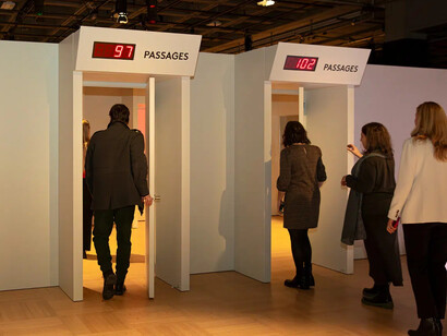 Crowds, humans in interaction, exhibition view. Courtesy of Musée de la civilisation