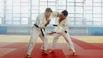 Due judoka. All'origine di quest'arte marziale c'è il maestro giapponese Kanō Jigorō