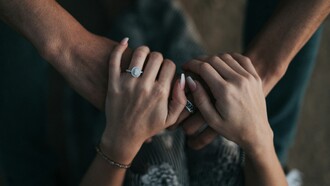 L’idealizzazione trasforma l’altro in un riflesso dei nostri desideri, ma l’amore vero nasce quando accettiamo la realtà senza filtri