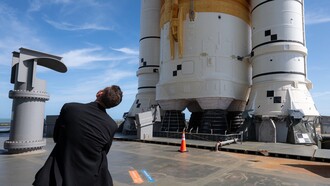 Martedì 31 marzo 2026, l’amministratore della NASA Jared Isaacman visita il razzo Space Launch System (SLS) della missione Artemis II e la navicella spaziale Orion presso il Complesso di lancio 39B, al Kennedy Space Center della NASA in Florida. Crediti fotografici: NASA/John Kraus