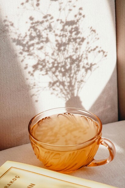 Il rituale del tè, con i suoi gesti precisi e ripetuti, offre un'opportunità di mindfulness, aiutando a ritrovare equilibrio e tranquillità