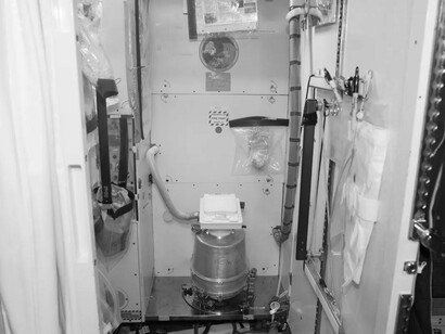 Per la privacy, la toilette si trova all' interno di una stalla proprio come in un bagno
pubblico sulla Terra. La configurazione a doppio stallo che vedete qui è già stata installata sulla stazione spaziale e ospiterà il compartimento per l'igiene dei rifiuti che è attualmente in uso sulla stazione spaziale e sull';UWMS durante questa dimostrazione tecnologica.
Credits: NASA