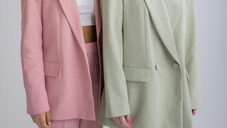 A moda é um reflexo das mudanças sociais e econômicas. Desde o impacto da pandemia nas tendências até o auge do "quiet luxury", entenda como o cenário global influencia as escolhas no mundo fashion e o futuro do mercado