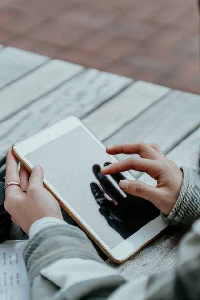 Explore o poder da leitura como uma atividade que estimula diversas áreas do cérebro, promovendo imaginação, cognição e emoção