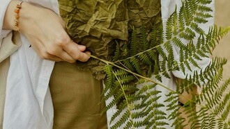 Tecido inspirado na natureza. Um dos pilares da moda sustentável é a utilização de materiais amigos do ambiente. O algodão biológico, o cânhamo e o linho — culturas que consomem menos água e pesticidas — estão em destaque nas colecções desta estação