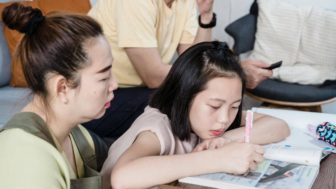 Entender as relações entre escola e família é essencial para promover um ambiente escolar saudável. Este texto aborda as complexidades e os desafios dessa interação, destacando a importância do respeito mútuo e da comunicação aberta
