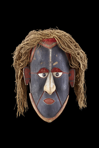 Masque mawa , Australie, Queensland, détroit de Torrès, île Saibai, Début du 20e siècle, Bois, fibres végétales, coquillages, pigments, H 52 cm l 40 cm, Acquis d’Hans Himmelheber en 1932
MEG Inv.Photo: © MEG, J. Watts