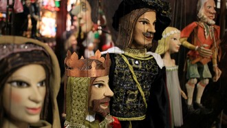 La politica sembra un circo televisivo permanente, dove i leader recitano da pupazzi mossi non da fili, ma dai sondaggi del giorno