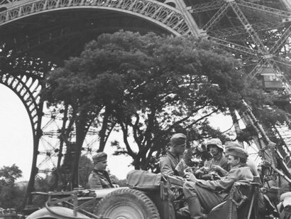 París ocupada por la fascista Wehrmacht alemana el 14 de junio de 1940. Soldados de un destacamento antiaéreo alemán, bajo la torre de Eiffel, el día de la marcha, Francia