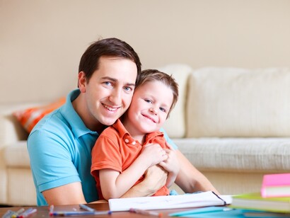 Un padre abraza a su hijo