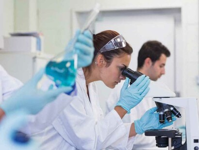 Varios investigadores haciendo pruebas