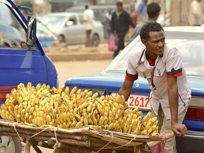 Homem vende bananas pela rua