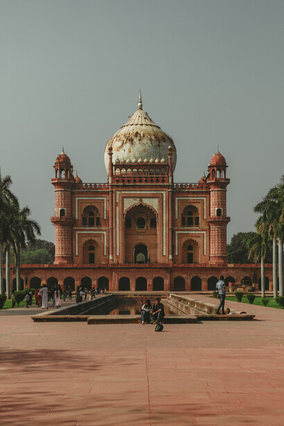 As cores da Tumba Safdarjung em Nova Delhi, Índía, são vermelha, marrom e branca
