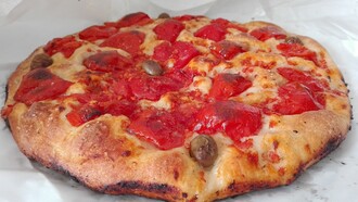 La focaccia pugliese è una specialità regionale preparata con un impasto soffice arricchito con patate lesse, che le conferiscono una consistenza unica