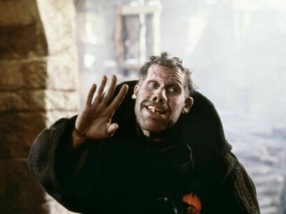 Salvatore, interpretato da Ron Perlman, ne Il nome della Rosa di Jean Jacques Annaud