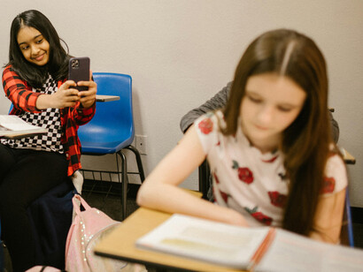 Descubra os efeitos da cultura do julgamento virtual nas redes sociais e como isso afeta nosso tecido social e bem-estar psicológico